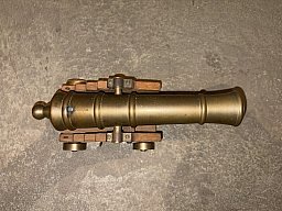 Schwarzpulver-Modellkanone Messing auf Holzlafette mit Prüfzeichen
