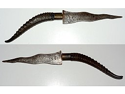 afrikanischer Dolch mit Gazellenhorngriff