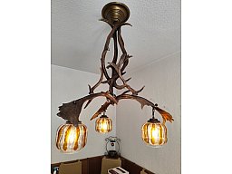 Hirschgeweih-Deckenlampe / Kronleuchter (106x78 cm) – 3-flammig mit Bernstein-Glas