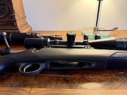 Sako 85M Finnlight II in 30-06 mit Schalldämpfer und Montage