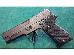 Pistole SIG Sauer P220 im Kaliber 9mm Luger
