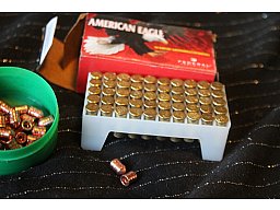 50 abgeschoss Hülsen Kal. 22LR in American Eagle Schachtel zur Deko & 5,5mm LG-Geschosse