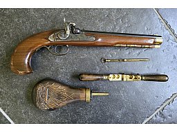 Kentucky Perkussionspistole Kal. 44 mit Pulverflasche und Kugelzange