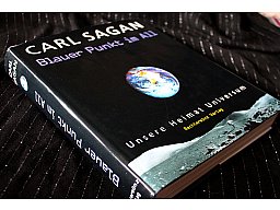 Blauer Punkt im All - Unsere Heimat Universum Carl Sagan Schweres Werk