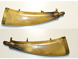 Original Pulverhorn, flach, Messingbesatz