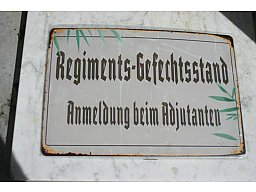 Schild: Regiments-Gefechtsstand Anmeldung beim Adjudanten