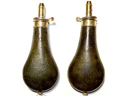 original Pulverflasche, Blech mit Lederüberzug