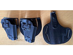 [QB] drei verschiedene schwarze Pistolenholster: zwei Polymer-Schnellzieholster (Blackhawk SERPA CQC