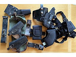 [QB] Konvolut: Sammlung verschiedener Waffenholster, Magazintaschen und Ausrüstungsgenstände aus Led