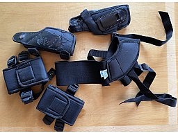 [QB] Konvolut von verschiedenem taktischem Ausrüstungszubehör (zwei Holster warsch. für SIG Pistolen