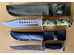 [QB] zwei verschiedene Messer; größeres Überlebensmesser (Survival-/Rambo-Messer), kleineres Jagdmes