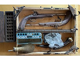 Vorderlader Konvolut; zwei originale Duellpistolen(nur noch als Deko), Kugeln Kal. .440 (11,15mm), V