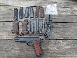 Pistole GSG 1911 mit viel Zubehör, Optik, Griffen usw. Kal .22lr Colt