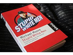 STUPID WHITE MEN - Eine Abrechnung mit dem Amerika unter George W. Bush… Michael Moore