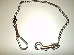 Wer kann es brauchen: Karabiner mit Kette gemäß Foto.