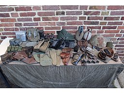 Militaria Konvolut Pistolenholster Pistolentaschen Stahlhelm Affe Essgeschirr