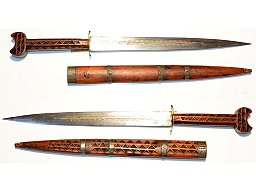 Messer/Dolch Afrika, beschnitzte Holzscheide