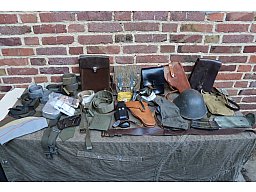 Militaria Konvolut Pistolenholster Pistolentaschen Stahlhelm Affe Essgeschirr