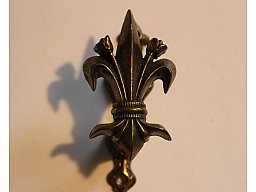 Messing Fleur de Lis Wandhalterung Gewehre Revolver Waffen
