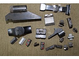 10 gebrauchte Korne und 10 gebrauchte Visiere aus Metall