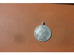 Silbermünze Theresientaler mit Öse als Anhänger für eine Kette