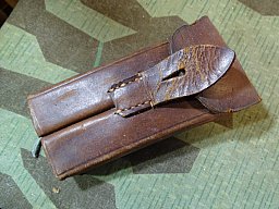 (2) Seltene P 08 Doppel Magazintasche, 1. Weltkrieg, Umriss Stempel im Deckel