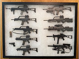 Große Heckler & Koch G36 Sammlung 1:6 – verschiedene G36 Varianten – Präsentationsbox