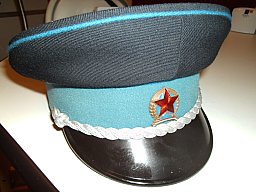 Wahrscheinlich UdSSR oder Verbündete: Schirmmütze mit schwarzem Schild, darüber