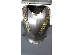 Alter Französischer Kürass von 1832/34 mit Helm ob der Helm Dazugehörige?