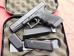 Glock 17 Gen. 3 Kal. 9 mm Luger komplett mit Reservemagazin, Jetfunnel, Leuchtvisier und Koffer