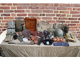 Militaria Konvolut Pistolenholster Pistolentaschen Stahlhelm Affe Essgeschirr