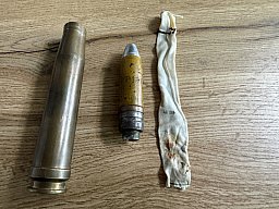 RARITÄT! Deko 20x138mm Flak 30/38 Wehrmacht 1938/44 – Orig. Gelblack + SELTENER Pulversack!