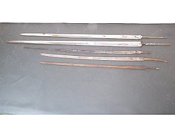 Konvolut 5 Blankwaffen Klingen für Bastler 3x alte Säbel Klingen 2x Historismus Pallasch Klingen