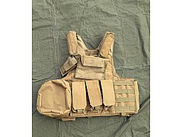 Plattenträger mit umfangreicher Taschenausstattung Molle Webbing