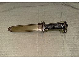 Zum Verkauf steht ein US Army M5 Bajonett des Herstellers Imperial, komplett mit einer M8A1 Bajonett