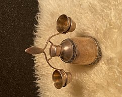 Likörflasche und 2 Becher versilbert