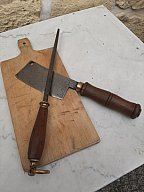 Uraltes Schlachterbeil, Wetzstahl und Schlachteplatte