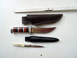 Zwei Messer mit Lederscheide