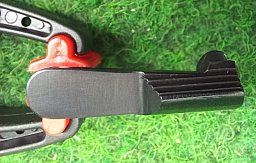 Colt Ersatzteil. Schlittenfanghebel für Colt 1911 in brüniert