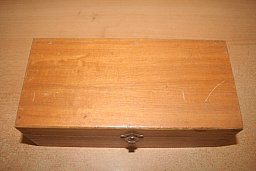 Holzkiste mit 13 Pulverröhrchen für Vorderlader