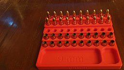 Ladebrett für 9 mm mit Fächer für Geschosse und Zündhütchen