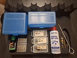 Waffenpfläge Konvolut Munitionsboxen Brünierung Gewehrhalterungen Ladestreifen etc.
