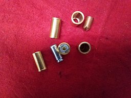 Biete 4 STÜCK REDUZIER HÜLSEN. Kaliber 45 auf 9mm.knall