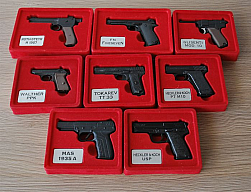 -- 8 PISTOLENMINIATUREN --