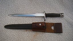 Schweizer Stgw.57 Bajonett mit herstellermarkiertem Lederkoppelschuh