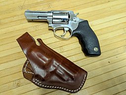 Revolver Taurus .357 Stainless mit Lederholster