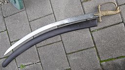 alter Säbel mit Adlerkopf und ziselierter >Klinge