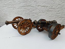 2 schöne grosse Vollmetallkanonen