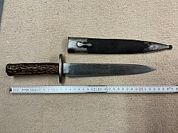 Sehr alter Hirschfänger mit Horngriff und Holzscheide