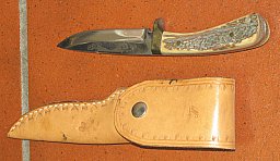 Jagdmesser mit Horn und Lederscheide